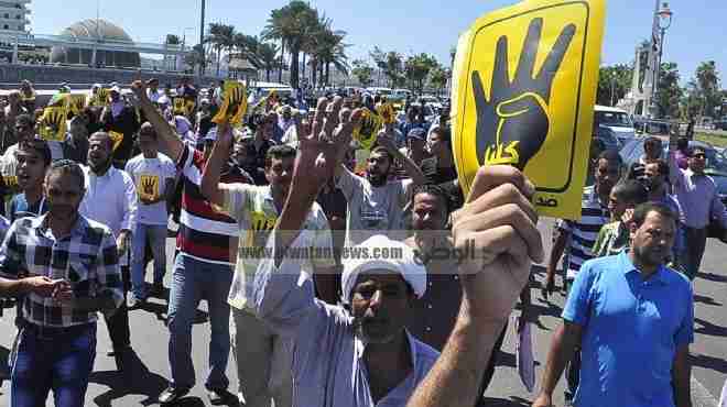 أهالى الإسكندرية يفرقون مسيرات الإخوان بلافتة «جيشنا فوق الراس مرفوع»