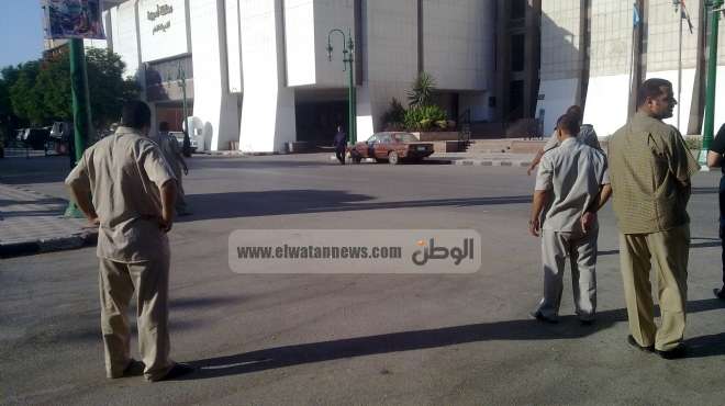 بالصور| سيارة مجهولة تثير الرعب أمام ديوان محافظة أسيوط