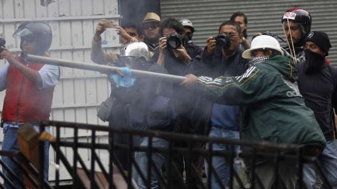  بالصور| الشرطة المكسيكية تنهي اعتصام المعلمين في ميدان 