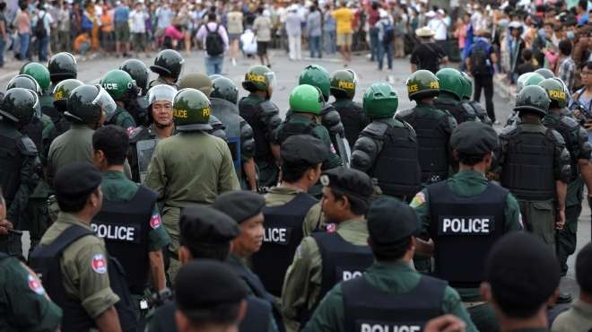  القوات الكمبودية تقمع احتجاجات عمال أحد المصانع في العاصمة 