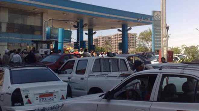«البترول» تعد بحل الأزمة الأسبوع الجارى.. وسائقو المنيا يواصلون قطع الطريق احتجاجاً