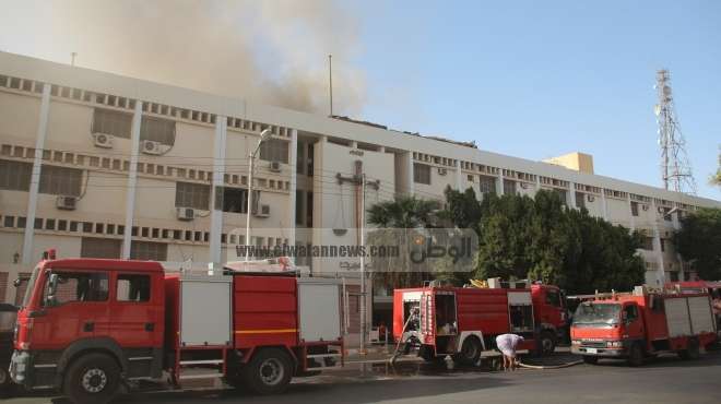  20 سيارة إطفاء تمكنت من السيطرة على حريق هائل في مصنع بأكتوبر 