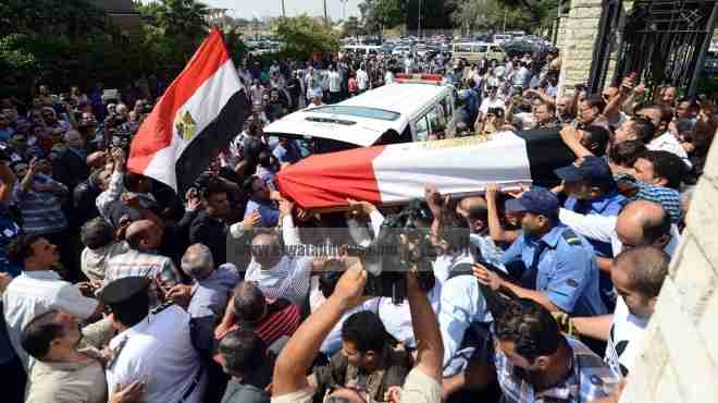  جنازة الشهيد اللواء نبيل فراج تتحول إلى مظاهرة تأييد للجيش والشرطة 