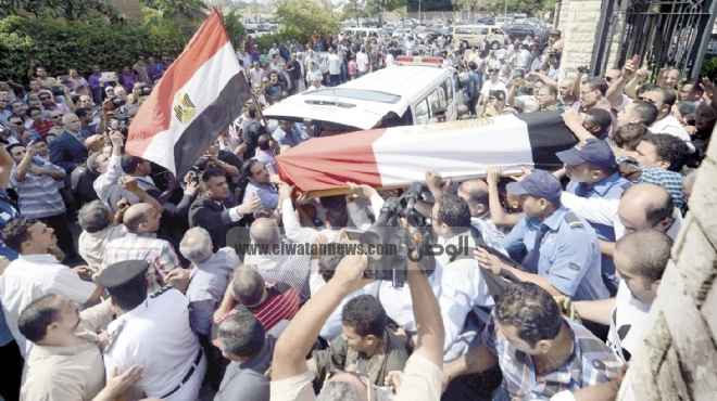 بالفيديو| جنازة اللواء نبيل فراج تتحول إلى مظاهرة مؤيدة للجيش والشرطة ضد إرهاب الإخوان