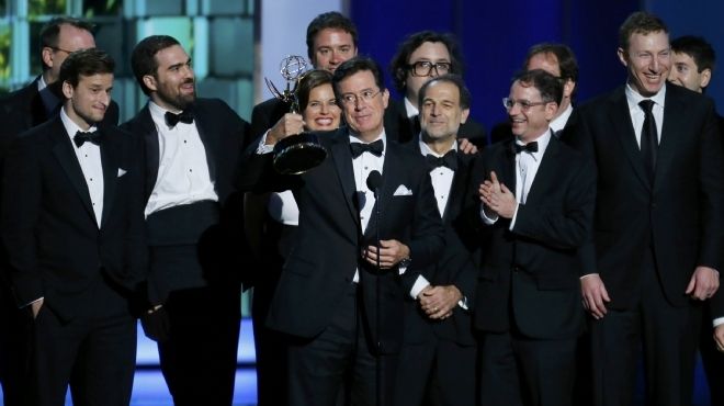 إيمي 2013: ستيفن كولبرت يتسلم جائزة أفضل برنامج كوميدي The Colbert Report