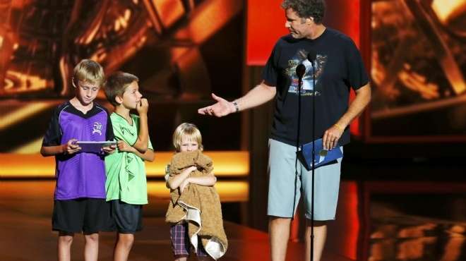 إيمي 2013: ويل فاريل يصطحب أطفاله على خشبة المسرح خلال إعلانه جائزة أفضل مسلسل درامي وكوميدي