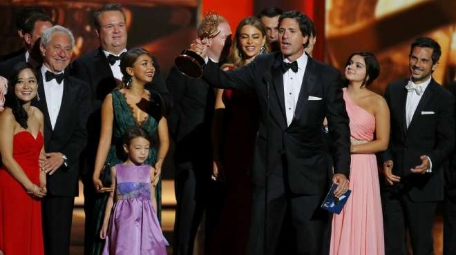 إيمي 2013: ستيفن ليفتان يتسلم جائزة أفضل مسلسل كوميدي عن Modern Family