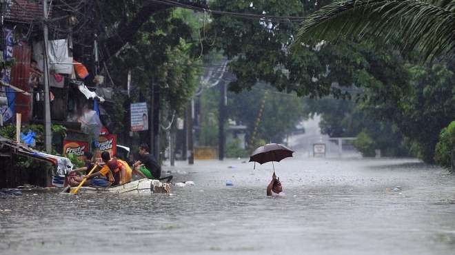 مقتل 11 شخصا جراء فيضانات وانهيارات أرضية شرق إندونيسيا