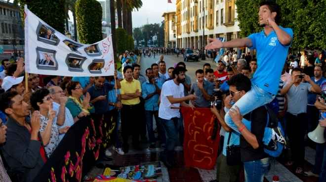 خريجون عاطلون في المغرب يتظاهرون احتجاجا على خفض مقترح للميزانية