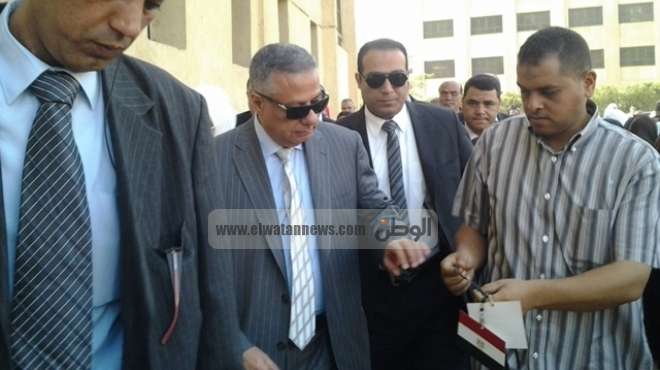 بالصور|  وزير التعليم يتفقد تشغيل أول خط لإنتاج التابلت المصري 