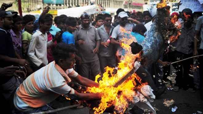  العشرات يشعلون النيران في مركز للجالية الهندوسية في باكستان