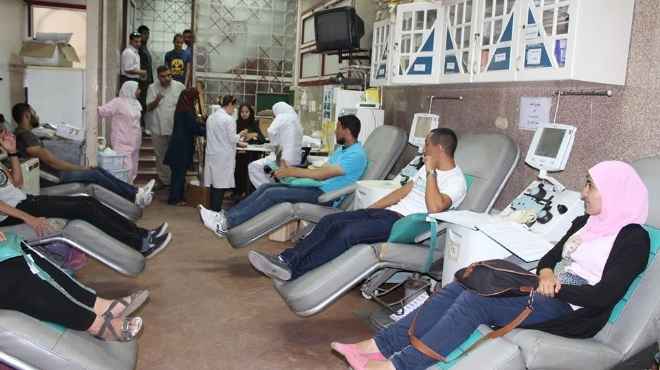 السوايسة يتسابقون للتبرع بالدم لصالح مصابي أحداث سيناء