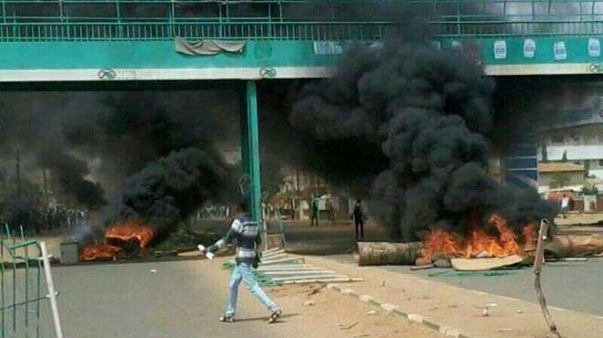  شهود عيان: محتجون سودانيون يحرقون مقر الحزب الحاكم في أم درمان 