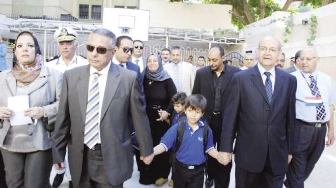 وزير التعليم يصطحب نجلى اللواء نبيل فراج إلى مدرستهما بحضور زوجة الشهيد