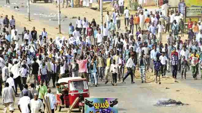 طلاب سودانيون يغلقون المدارس الخاصة في 
