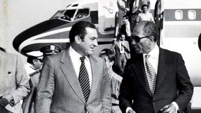 القصة الكاملة لمذكرات «مبارك» فى حرب أكتوبر «السادات» أوصى بها.. ونائبه أملاها فى 1978