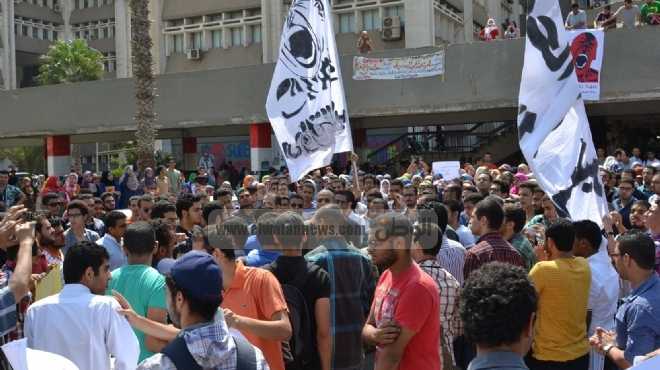 طلاب الإخوان بجامعة المنصورة يدخلون اعتصاما مفتوحا للمطالبة بعودة مرسي 