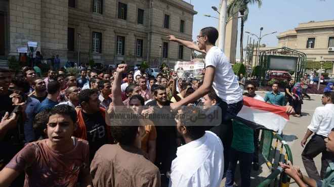  بالفيديو| طلاب تجارة القاهرة يرفعون شعار 
