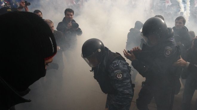 بالصور| الشرطة الأوكرانية تطلق الغاز المسيل للدموع لتفريق احتجاج في كييف
