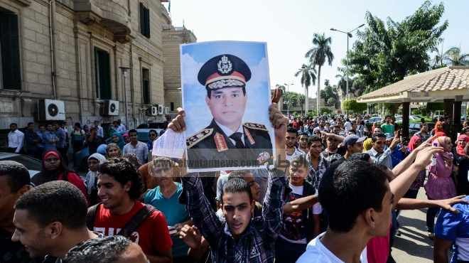 أنصار السيسي يتظاهرون في جامعة القاهرة