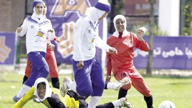 رفع «حظر الحجاب» في كرة القدم النسائية يثير جدلا عالميا