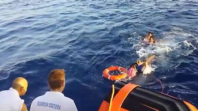 إنقاذ أكثر من 1000 مهاجر سري قبالة سواحل 