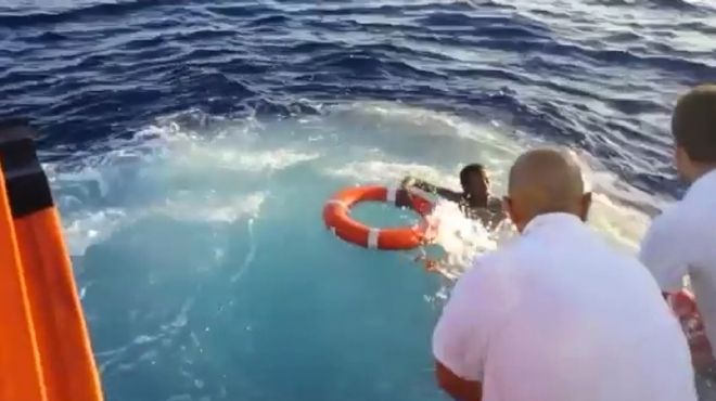 البحرية الإيطالية تفتش سفينة يشتبه حملها مهاجرين غير شرعيين