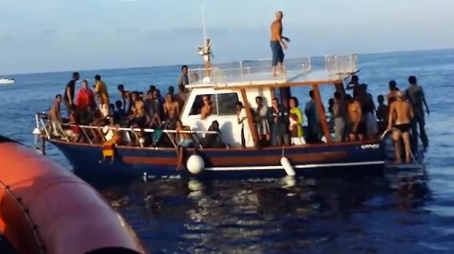 إنقاذ أكثر من ألفي مهاجر غير شرعي من ليبيا قبالة السواحل الإيطالية