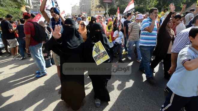  أنصار المعزول يتظاهرون أمام المحكمة الكلية بالزقازيق اعتراضًا على محاكمته 