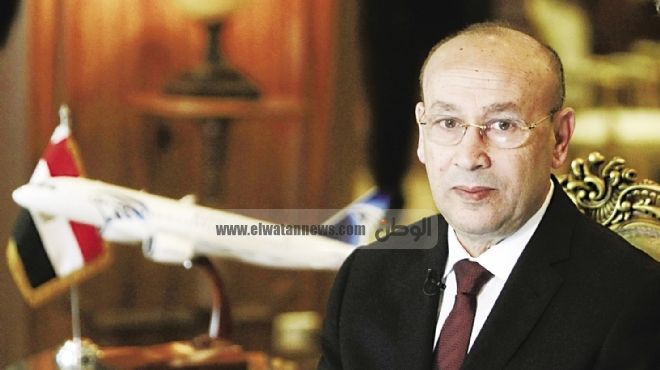 وزير الطيران يستقبل الشحنة الثانية من تبرعات المصريين لحملة 