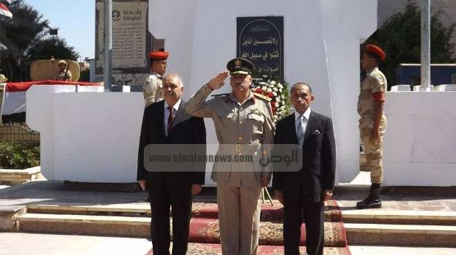 بالصور| محافظ الفيوم والمستشار العسكري ومدير الأمن يضعون إكليل الزهور على النصب التذكارى للجندي المجهول