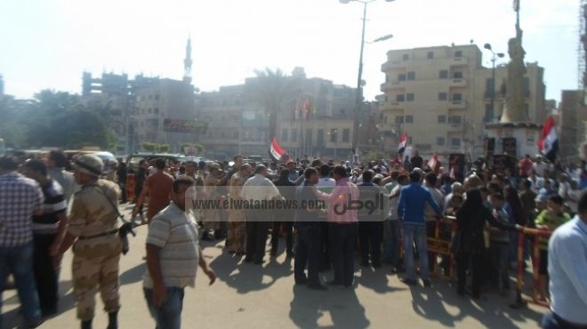 الأهالي يواصلون الاحتفال بنصر أكتوبر أمام محافظة الشرقية