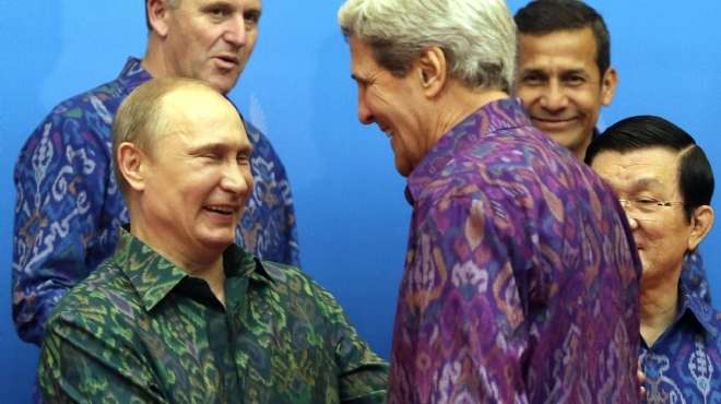بوتين وكيري يرتديان قميصين متشابهين في قمة 