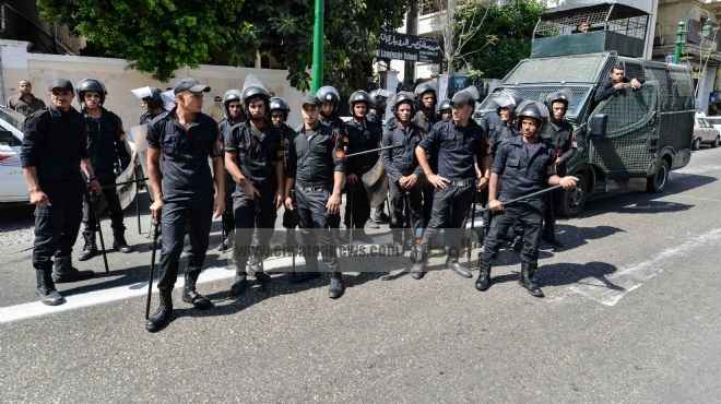  قوات الأمن المركزي تغلق محيط وزارة التعليم العالي أثناء تظاهر طلاب التحويلات 