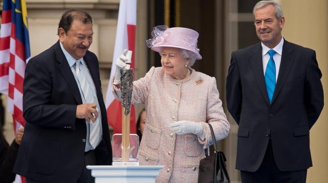 بالصور| الملكة إليزابيث الثانية تضيئ شعلة ألعاب الكومنولث