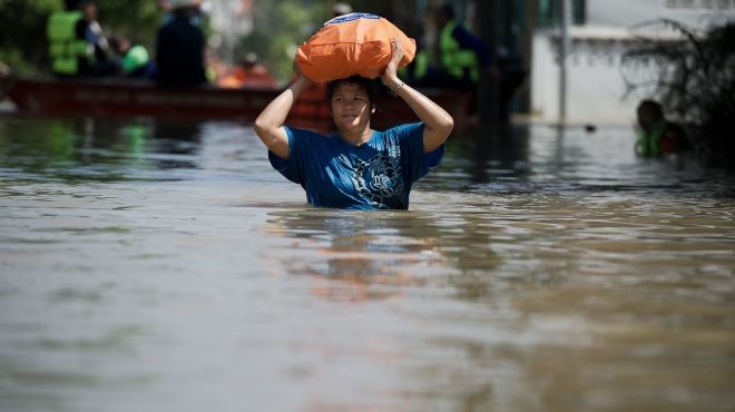 مقتل ستة اشخاص واجلاء 20 الفا بسبب فيضانات في فيتنام 