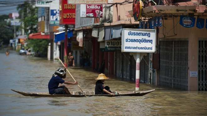  بالصور| سكان تايلاند يلجأون للقوارب للنجاة من مياه الفيضانات 