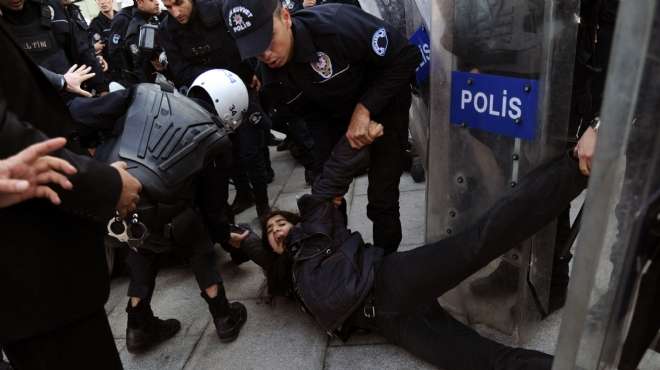  تركيا: جر متظاهرات من شعرهن أمام أعين زوجة «أردوغان»