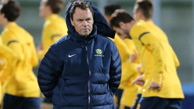 إقالة مدرب المنتخب الأسترالي لكرة القدم بعد الهزيمة من فرنسا بسداسية