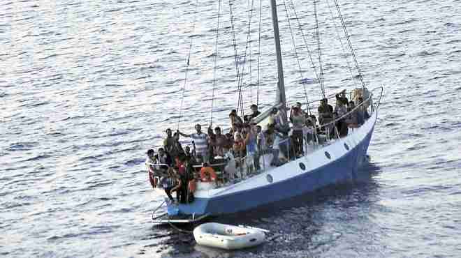 إنقاذ 75 مهاجرا غير شرعي قبالة سواحل 