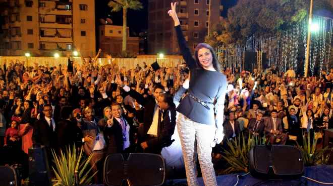 بالصور| جنات ترفع علامة النصر في حفل 