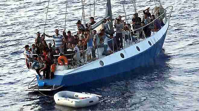 انجراف سفينة تقل مئات المهاجرين غير الشرعيين قبالة جزيرة كريت