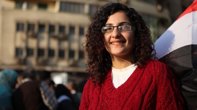  بالفيديو | ضبط الناشطة منى سيف أثناء مشاركتها بمظاهرة رفض المحاكمات العسكرية أمام الشورى 
