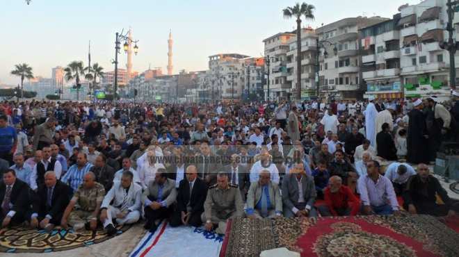 الآلاف من أهالي دمياط يؤدون صلاة العيد بميدان الساعة في حضور المحافظ