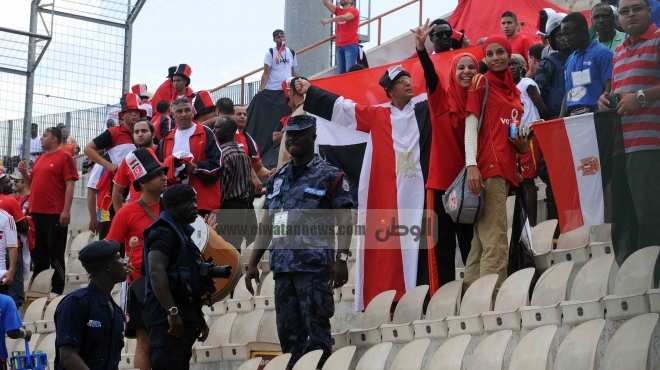 الأمن الغاني يطالب الجماهير المصرية بعدم إلقاء الشماريخ في الملعب