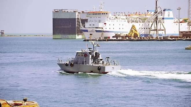  البحرية الليبية تحتجز باخرة تجارية ترفع علم مصر قرب 