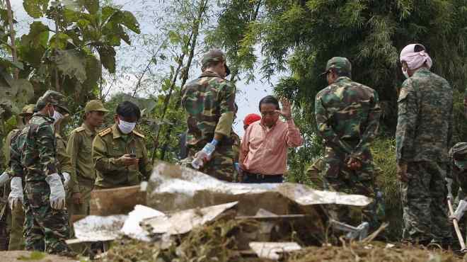 بالصور| البحث عن جثث الضحايا بعد تحطم طائرة في لاوس