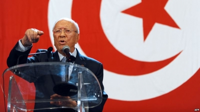 الرئيس التونسي: على المنتقبات كشف وجوههن أو البقاء في منازلهن