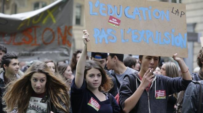 بالصور| احتدام الجدل في فرنسا حول قوانين الهجرة بعد ترحيل تلميذة إلى كوسوفو