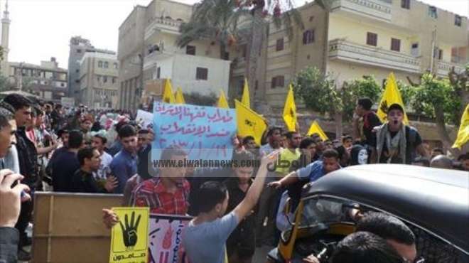 مسيرة طلابية حاشدة بجامعة المنصورة للتنديد بقانون التظاهر وحبس فتيات 
